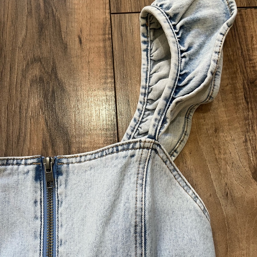 ALICE + OLIVIA Jeans Sleeveless Belted Denim Jumpsuit in Fools Paradise 26 - Picture 12 of 14
